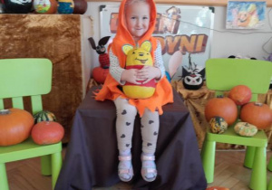 Dzieci prezentują swoje prace.