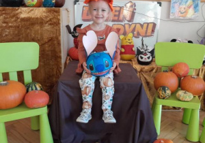 Dzieci prezentują swoje prace.