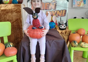 Dzieci prezentują swoje prace.