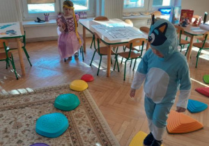 Dziecko pokonuje drogę do wieży.