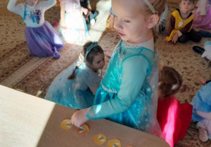 Dziewczynka liczy pszczółki.