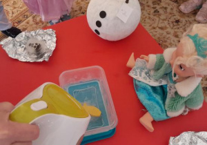 Dzieci obserwują eksperyment.