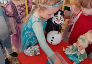 Dzieci uwalniają zamrożone postaci.