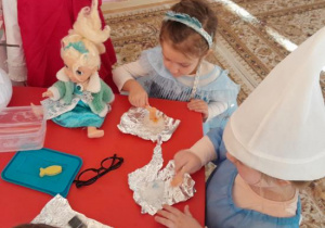 Dzieci uwalniają zamrożone postaci.