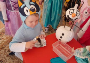 Dzieci uwalniają zamrożone postaci.