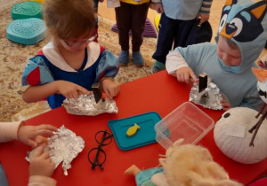 Dzieci uwalniają zamrożone postaci.