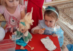 Dzieci uwalniają zamrożone postaci.