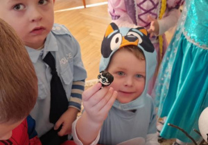 Dzieci uwalniają zamrożone postaci.