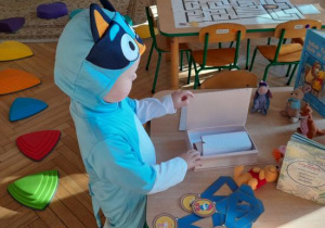 Dziecko odnajduje mapę