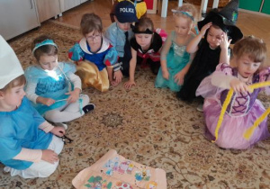 Dzieci odczytują mapę.