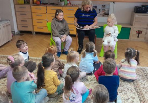 Mama czyta dzieciom.