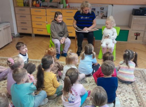 Październikowe Czytanie na przedszkolnym dywanie.