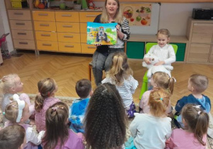 Mama czyta dzieciom.