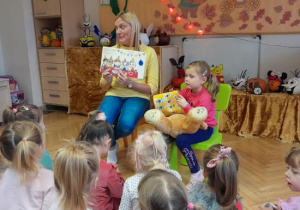 Mama czyta dzieciom.