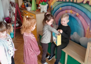 Dzieci składają życzenia.