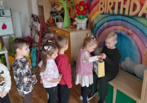 Dzieci składają życzenia.