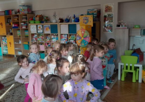 Dzieci śpiewają piosenkę urodzinową.