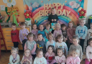 Jubilat z grupą dzieci.