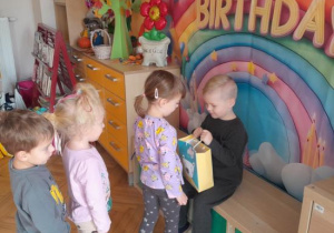 Dzieci składają życzenia.