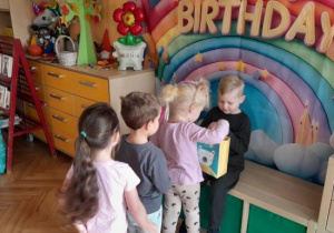 Dzieci składają życzenia.