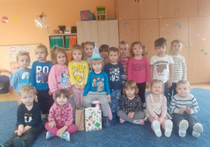 Pamiątkowe zdjęcie grupowe z jubilatem.