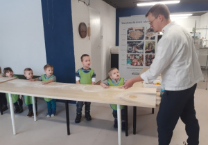 Pan Łukasz objaśnia dzieciom jak wykonać pierniczki