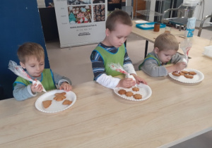 Dzieci ozdabiają pierniczki.