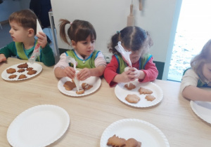 Dzieci ozdabiają pierniczki.