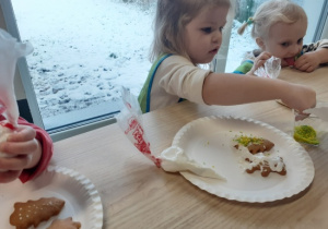 Dzieci ozdabiają pierniczki.