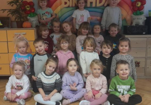 Jubilatka z grupą dzieci.