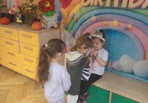 Dzieci składają życzenia.