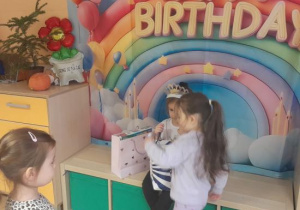 Dzieci składają życzenia.