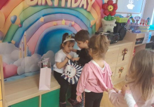 Dzieci składają życzenia.