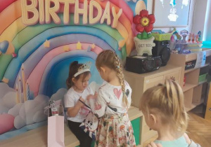 Dzieci składają życzenia.