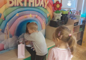 Dzieci składają życzenia.