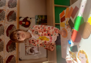 Dziewczynka wykonuje filcowego jeżyka.