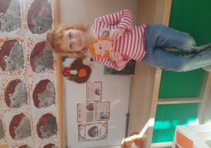 Dziewczynka z filcowym jeżykiem.