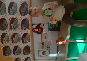 Chłopiec z filcowym jeżykiem.