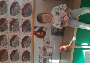 Dziewczynka z filcowym jeżykiem.