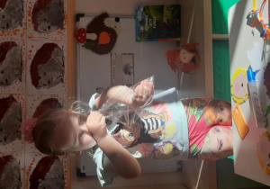 Dziewczynka wykonuje filcowego jeżyka.