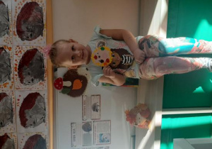 Dziewczynka z filcowym jeżykiem.