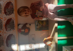 Dziewczynka z filcowym jeżykiem.