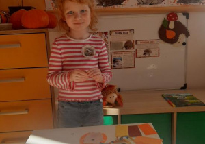 Dziewczynka wykonuje filcowego jeżyka.