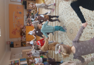 Zabawa taneczna w kole.