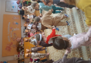 Zabawa taneczna w kole.