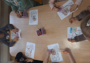 Dzieci kolorują misie.