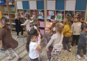 Zabawa taneczna w parach.