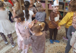 Zabawa taneczna w parach.