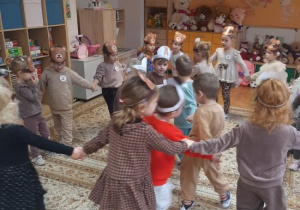 Zabawy taneczne w kole.