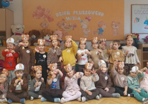 Kajtusie pozują do zdjęcia z misiami – zawieszkami i opaskami (misiowe buzie).